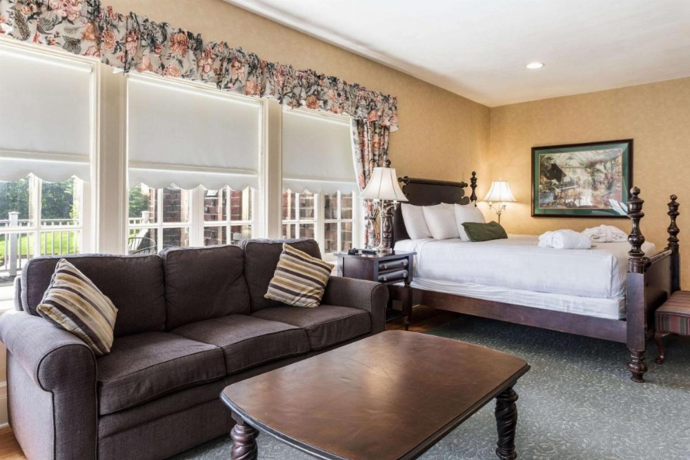 King Suite with Balcony - Non-Smoking